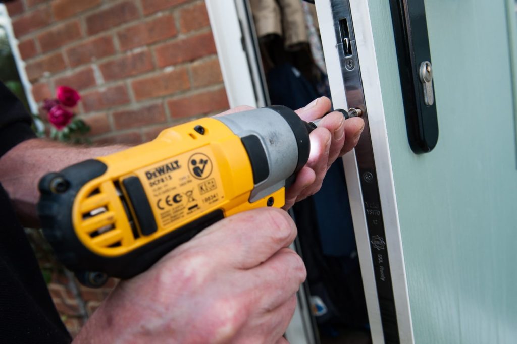 Установка замков входных дверей с выездом в Кирово-Чепецке